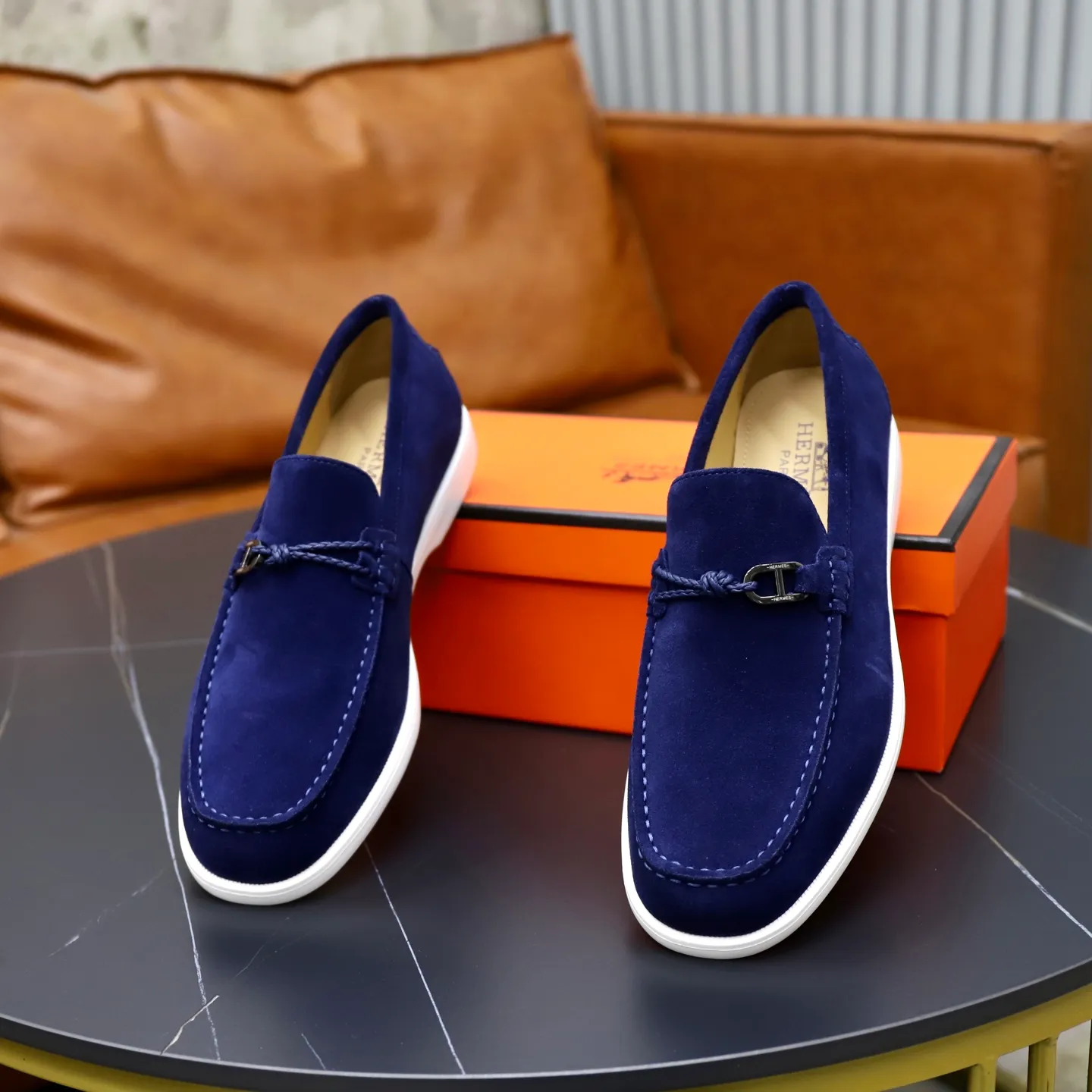 Ex-factory price: 540💰Hermès/Hermès slip-on men's shoes. This shoe is made of imported cow suede leather, with simple and smooth lines, and a 3CM rubber foam ultra-light sole combined with aerodynamic design! Youthful and fashionable, H button decoration, contrasting leather embellishment on the heel, calf lining to gently wrap your feet, with embossed logo cowhide feet, leather rock strips, casual and urban style, highlighting youthful vitality, sports and leisure version, super versatile Size number: 38-39-40-41-42-43-44 Standard leather shoe size (45 can be customized but does not support returns)